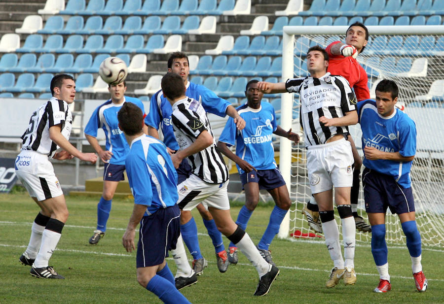 2007. Momento del partido entre el CD Badajoz y el Díter Zafra, los jugadores del Badajoz Chamorro y Carrasco, luchando por el balón con el portero del Díter Moisés.