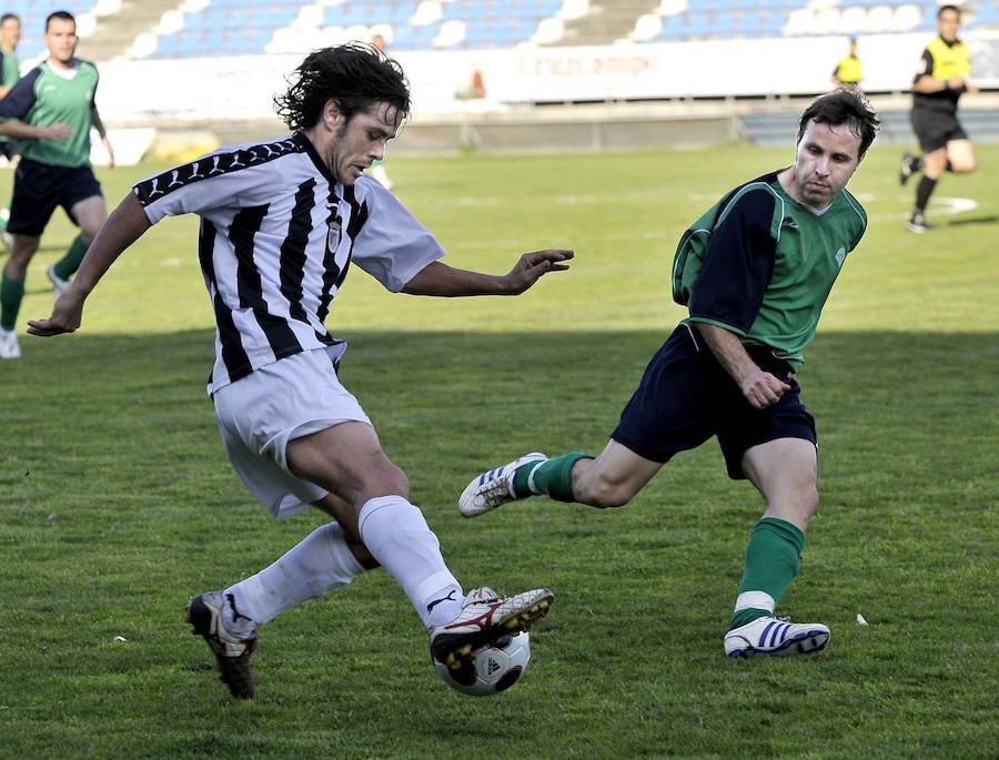 2009. Juan Germán, jugador del CD Badajoz, intenta irse del marcaje de Alfonso, capitán del Díter Zafra.