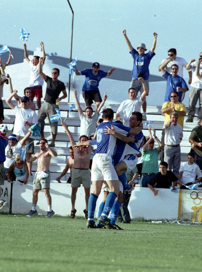 2001. Celebración de los jugadores del Díter Zafra, tras el partido frente al Lucentino en el que consiguieron el ascenso a Segunda B.