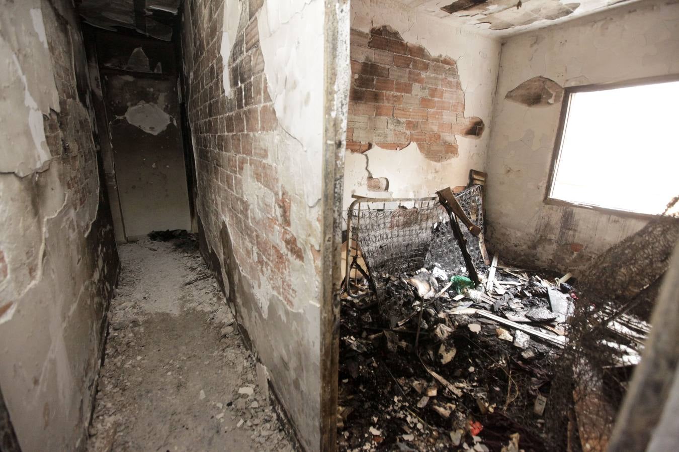 Un herido en el incendio de un piso ocupado por siete personas