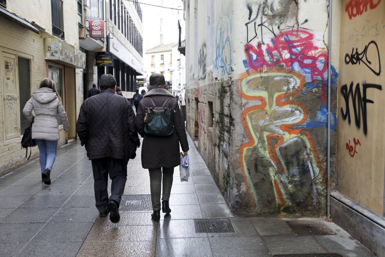 Campaña de limpieza de grafitis en el centro de Cáceres