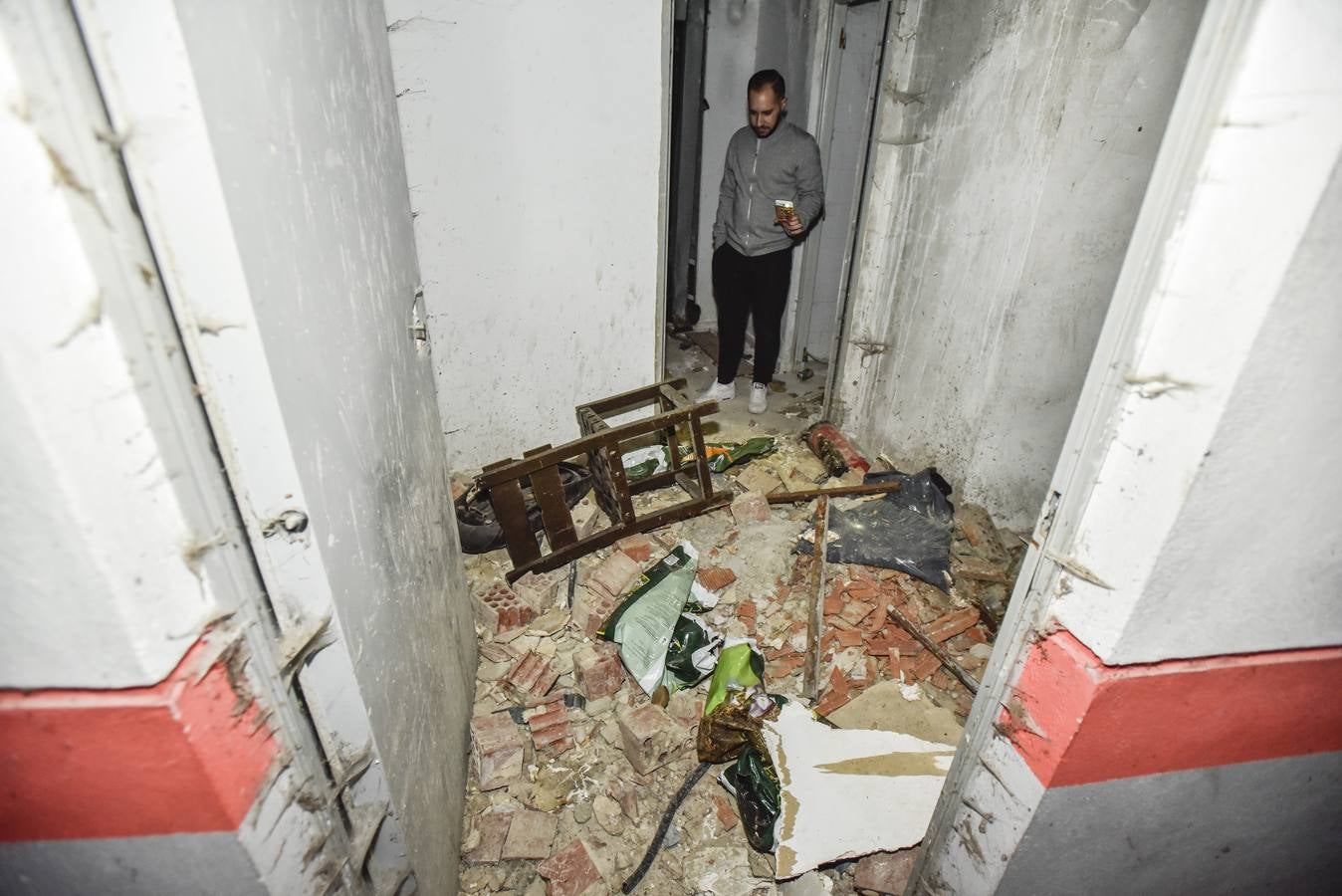 Jueves, 9 de febrero. Una de las familias afectadas del barrio del Gurugú (Badajoz), con dos niños, ha cazado 18 ratas en su casa y no duermen por el ruido que hacen en las paredes. Fotografías: JV Arnelas