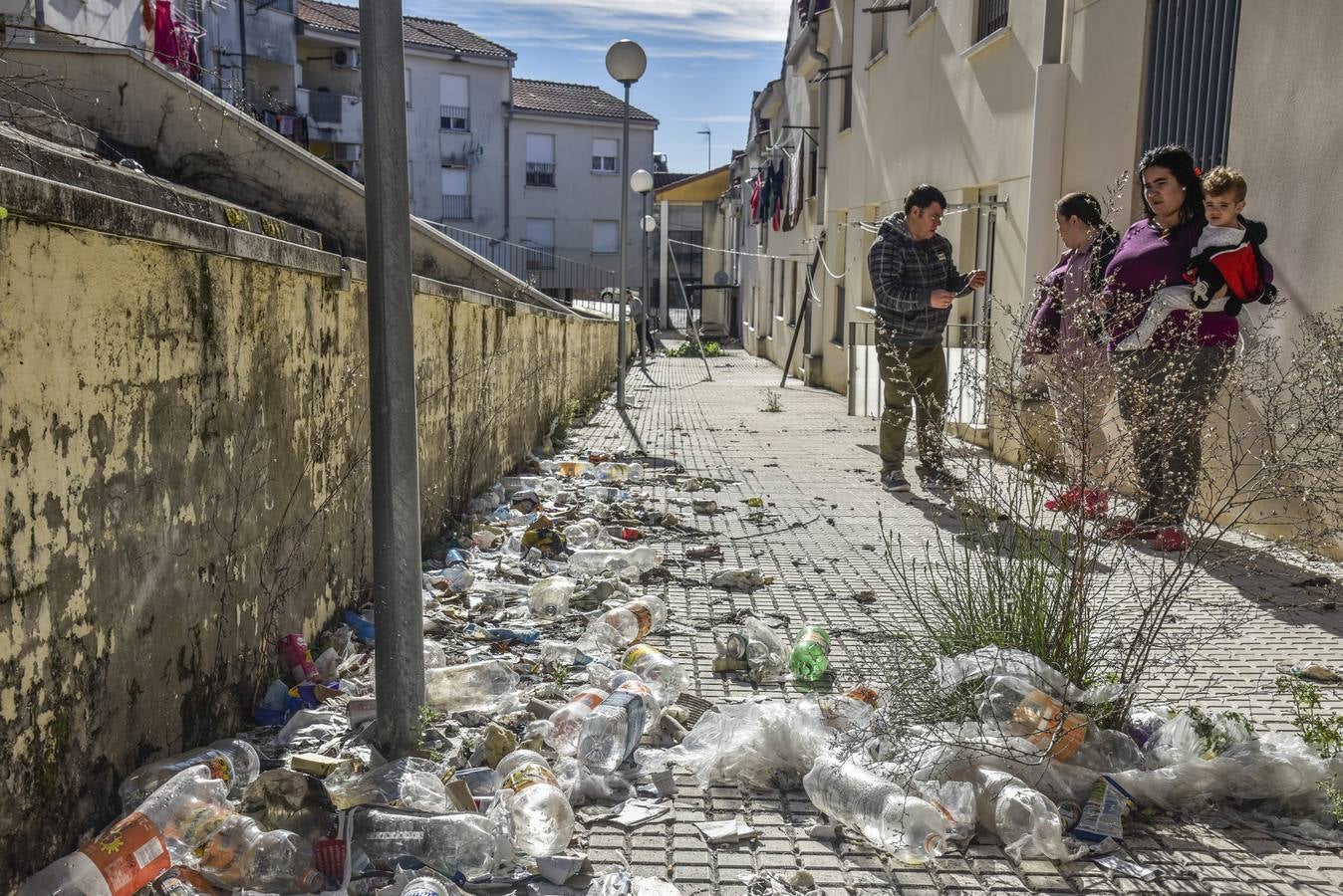 Jueves, 9 de febrero. Una de las familias afectadas del barrio del Gurugú (Badajoz), con dos niños, ha cazado 18 ratas en su casa y no duermen por el ruido que hacen en las paredes. Fotografías: JV Arnelas