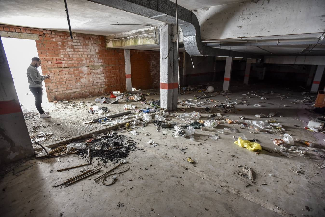 Jueves, 9 de febrero. Una de las familias afectadas del barrio del Gurugú (Badajoz), con dos niños, ha cazado 18 ratas en su casa y no duermen por el ruido que hacen en las paredes. Fotografías: JV Arnelas