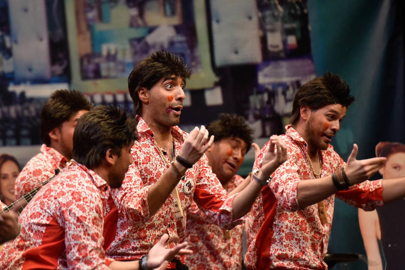 La noche cambio de energía por el ritmo trepidante de Los Camballotas, que este año son unos ligones muy buitres. Desde el momento que salieron bailando, arrancaron carcajadas al público