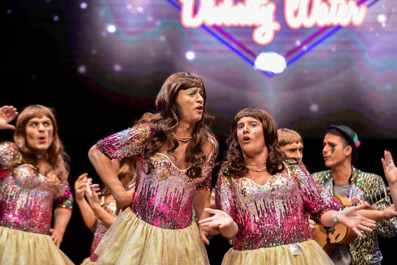 Tiene mucho mérito cantar toda la actuación en falsete imitando la voz de una mujer. Se pierde la fuerza típica de los Water pero es un detalle más de la calidad de esta murga.