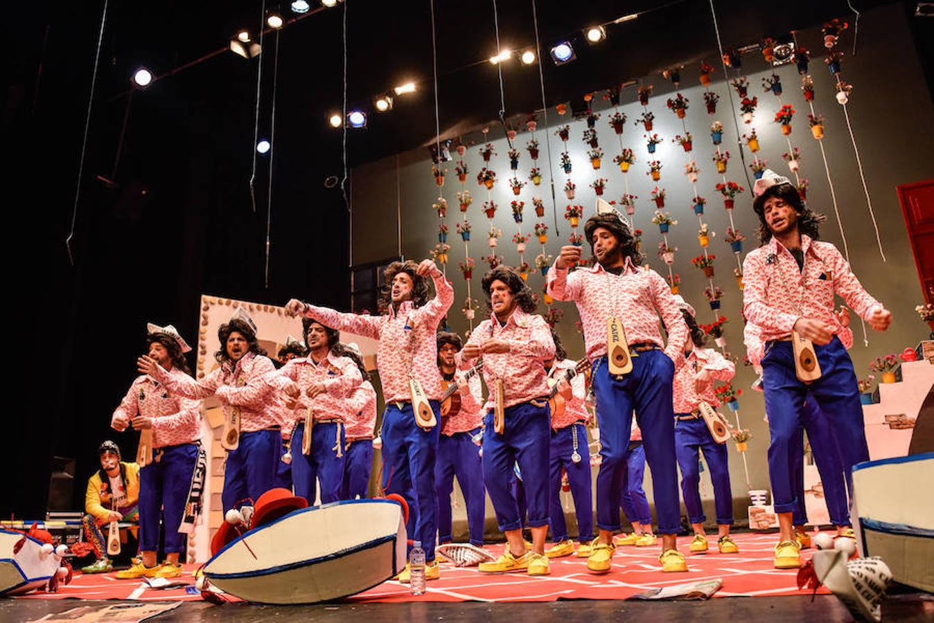 ¡Esa chirigota! Será uno de los gritos de este Carnaval. Yo no salgo fue la primera murga en poner en pie al público del López de Ayala este año