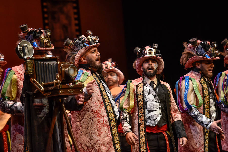 La última noche de preliminares la abrió Marwan con un tipo de fotógrafos al estilo de disfraz de comparsas