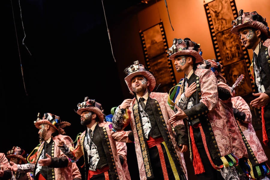 La última noche de preliminares la abrió Marwan con un tipo de fotógrafos al estilo de disfraz de comparsas