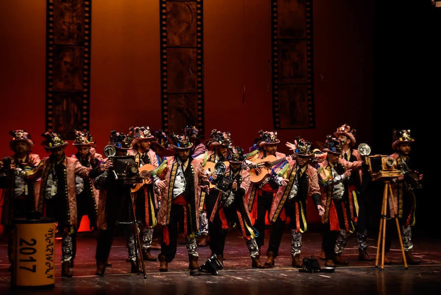 La última noche de preliminares la abrió Marwan con un tipo de fotógrafos al estilo de disfraz de comparsas