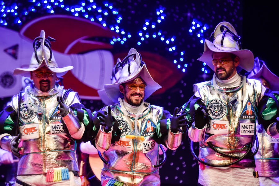 Pa 4 días subieron al escenario disfrazados de conquistadores espaciales