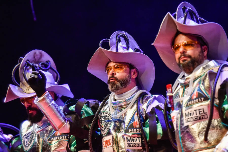 Pa 4 días subieron al escenario disfrazados de conquistadores espaciales