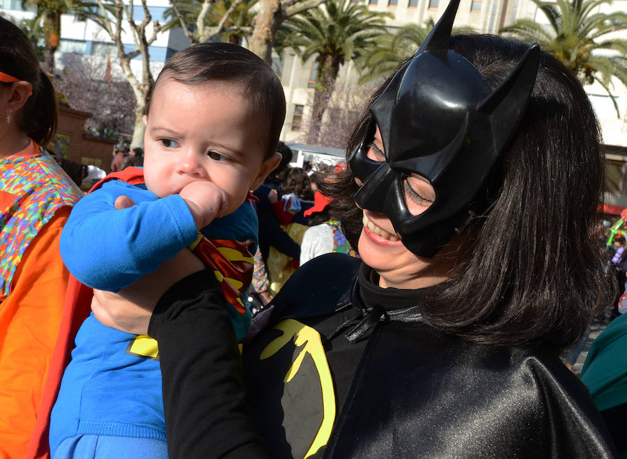 El sol convierte el Carnaval de Día en multitudinario