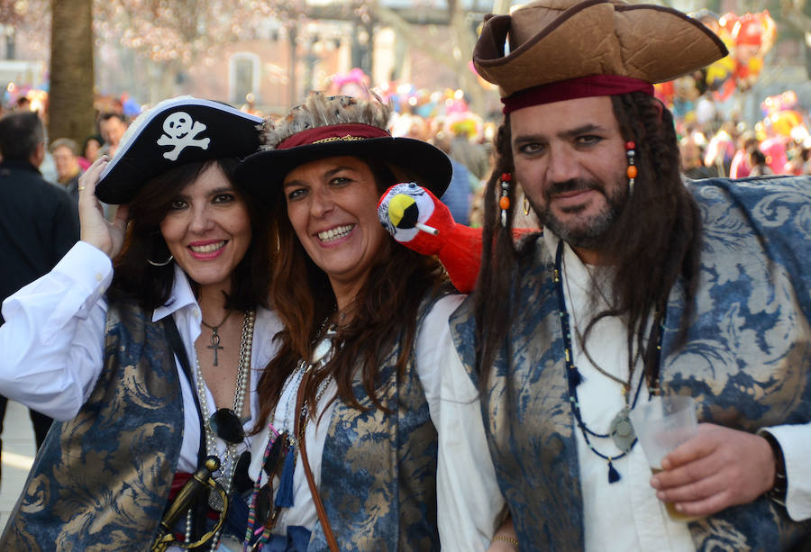 El sol convierte el Carnaval de Día en multitudinario