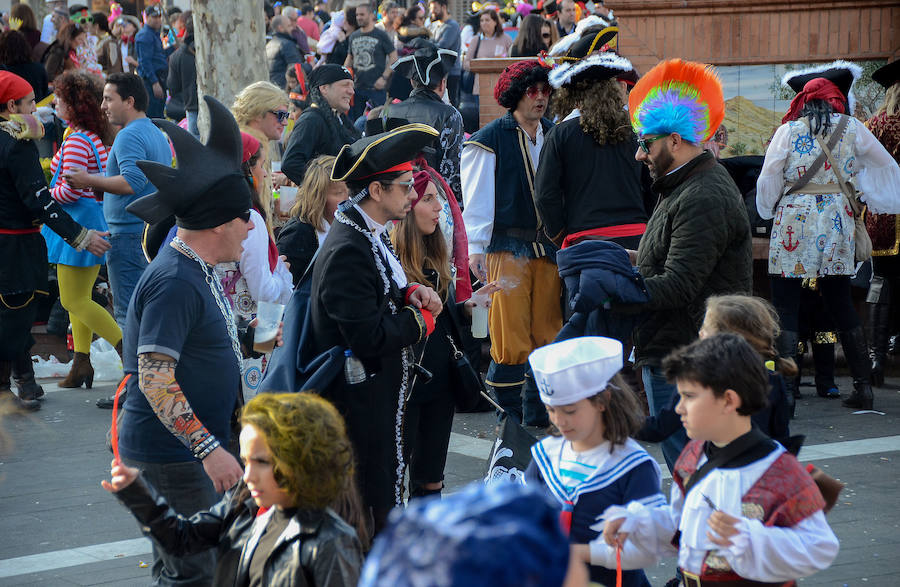 El sol convierte el Carnaval de Día en multitudinario