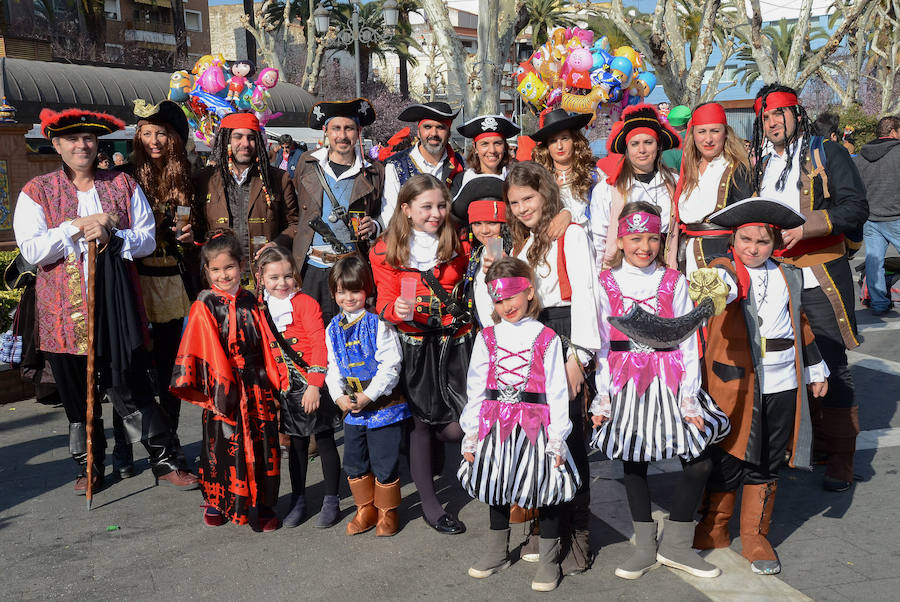El sol convierte el Carnaval de Día en multitudinario