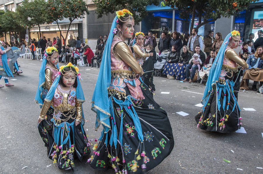 Artefactos y grupos menores ponen el toque de humor en el Gran Desfile de Comparsas