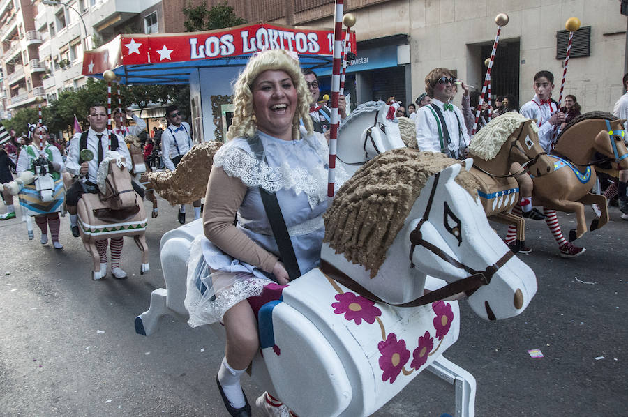 Artefactos y grupos menores ponen el toque de humor en el Gran Desfile de Comparsas