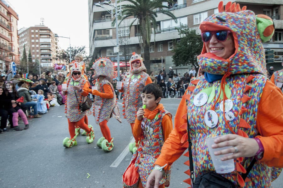 Artefactos y grupos menores ponen el toque de humor en el Gran Desfile de Comparsas