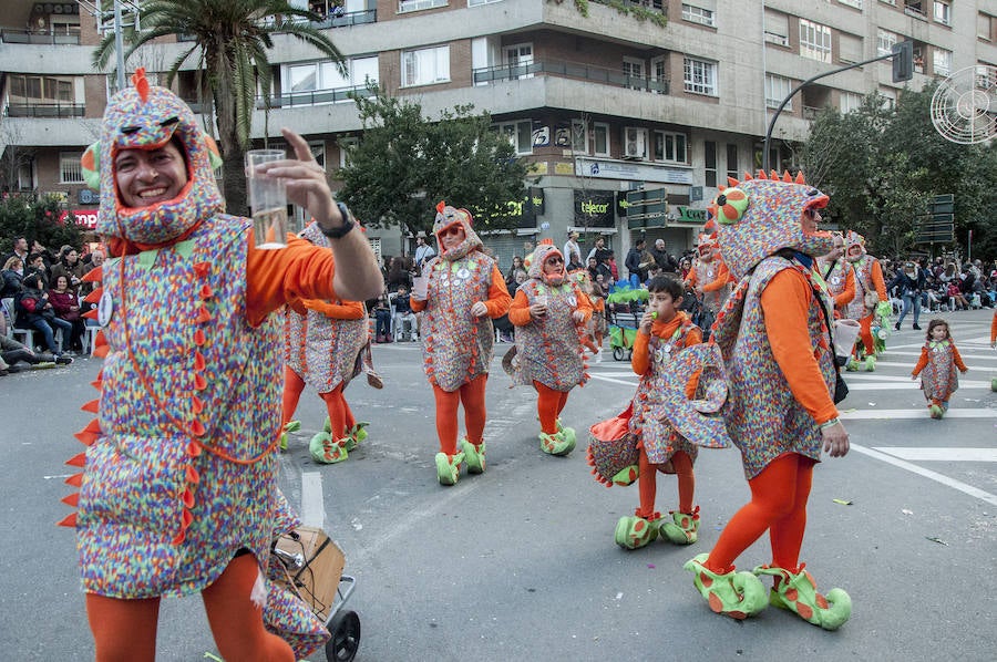 Artefactos y grupos menores ponen el toque de humor en el Gran Desfile de Comparsas