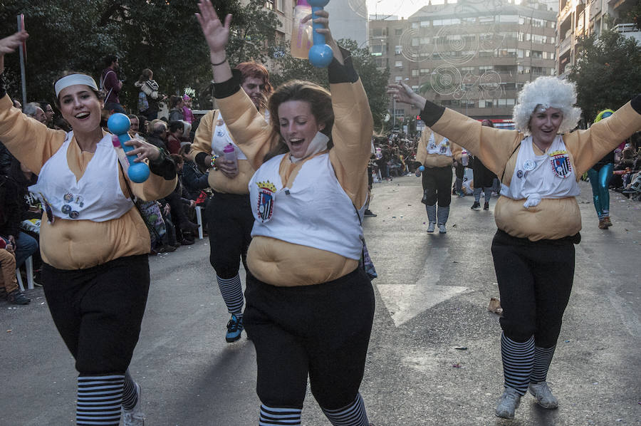 Artefactos y grupos menores ponen el toque de humor en el Gran Desfile de Comparsas