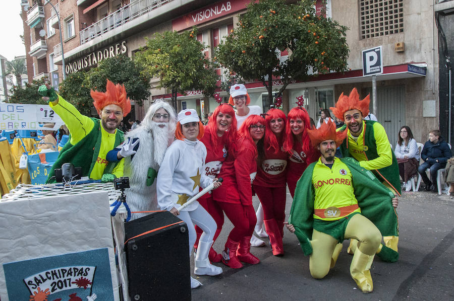 Artefactos y grupos menores ponen el toque de humor en el Gran Desfile de Comparsas