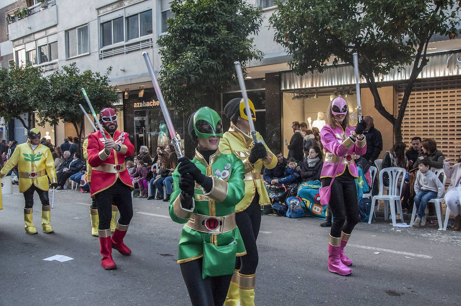 Artefactos y grupos menores ponen el toque de humor en el Gran Desfile de Comparsas