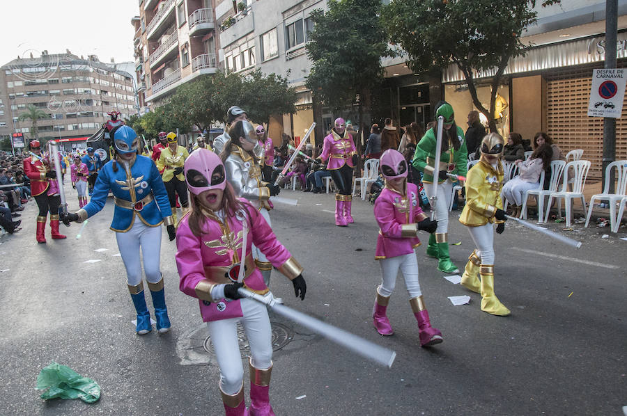 Artefactos y grupos menores ponen el toque de humor en el Gran Desfile de Comparsas