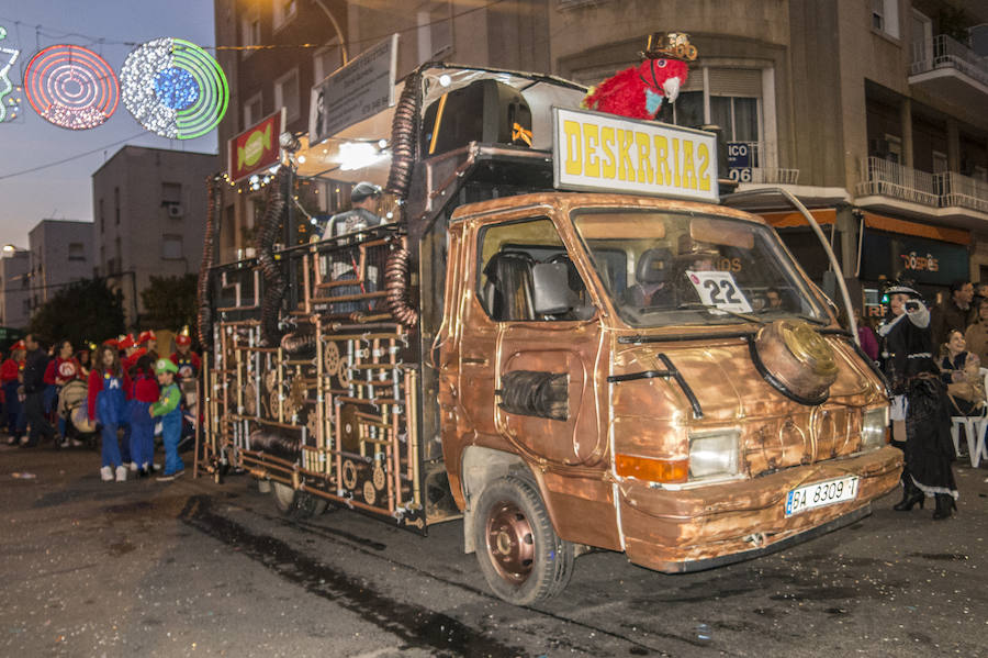 Artefactos y grupos menores ponen el toque de humor en el Gran Desfile de Comparsas