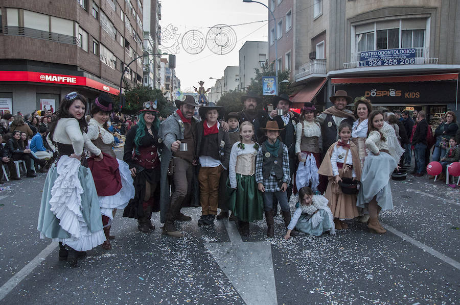 Artefactos y grupos menores ponen el toque de humor en el Gran Desfile de Comparsas