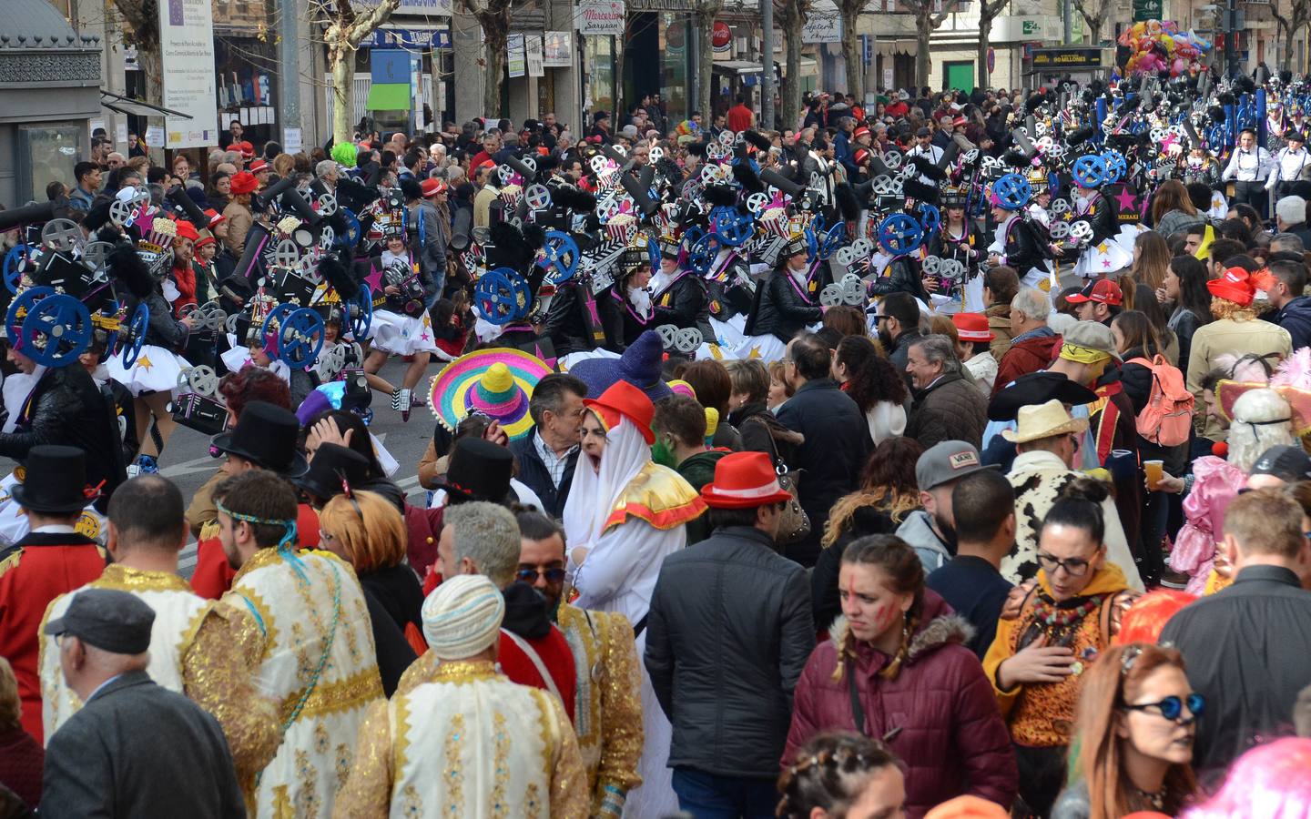 Martes, 28 de febrero. El desfile del Entierro de la Sardina en el barrio de San Roque, puso punto y final a los Carnavales de Badajoz 2017. Fotografías: Casimiro Moreno