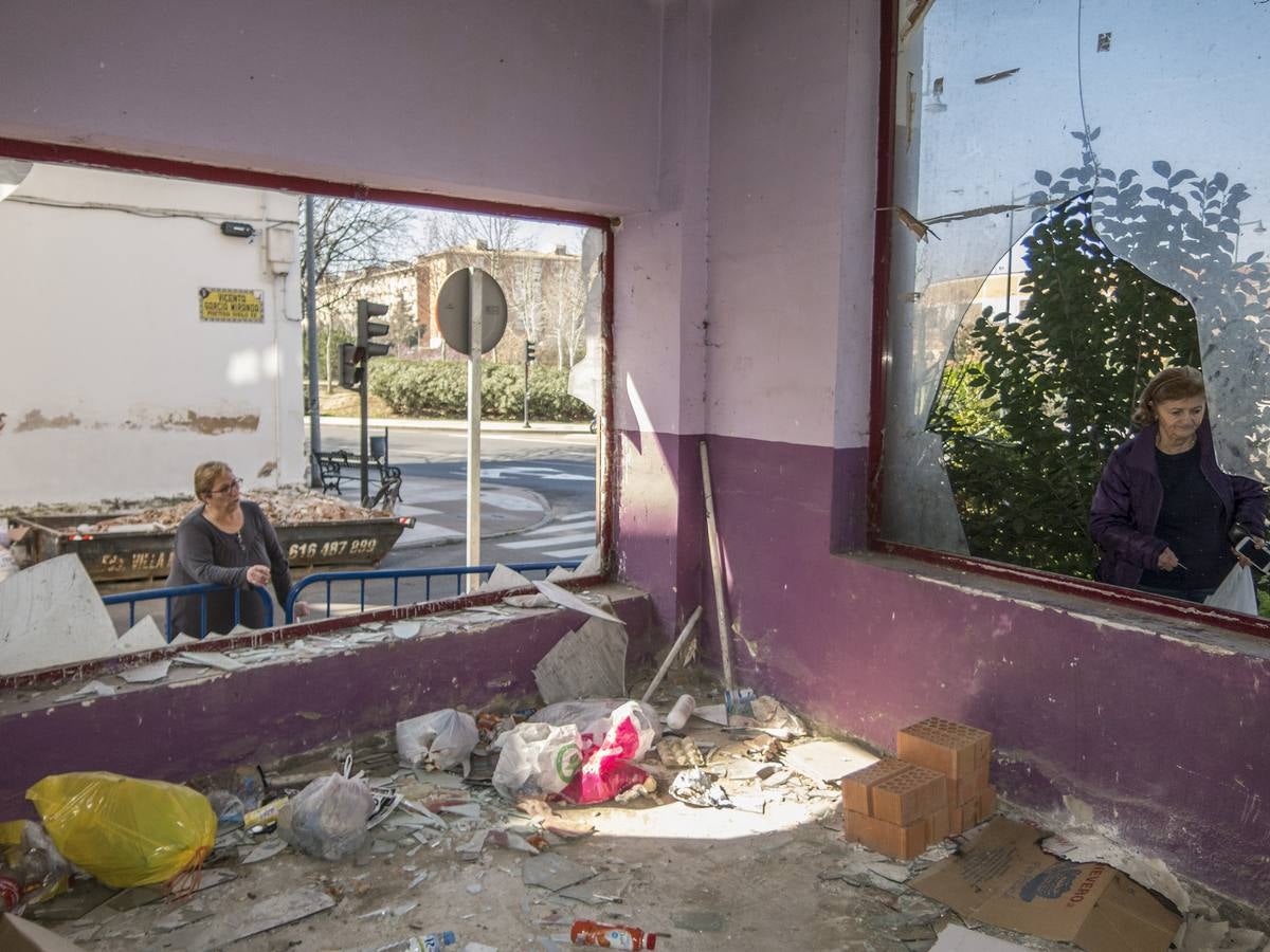 Miércoles, 1 de marzo. El fuego en un local okupado en la calle Vicente García Miranda, de Badajoz, alarma a los vecinos, que piden al Consistorio que tapie los escaparates del inmueble. Fotografías Pakopí.