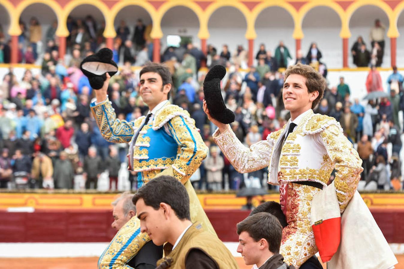 Domingo, 5 de febrero: Feria de Olivenza: El alicantino cuajó posiblemente la faena de la feria, Morante se llevó el peor lote y Roca Rey fue más efectista que artista. Fotografía: JV Arnelas