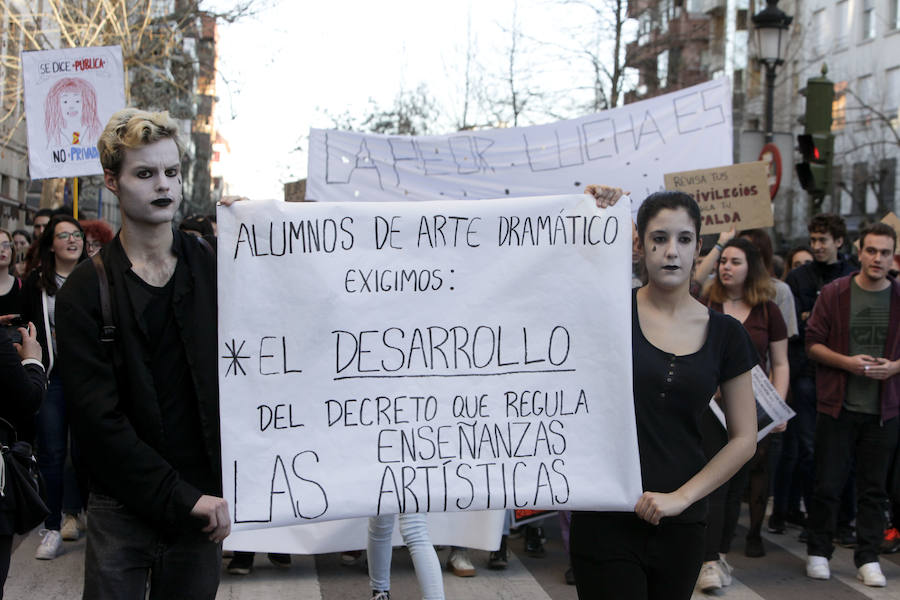 Estudiantes, padres y profesores protestan en Cáceres contra la Lomce
