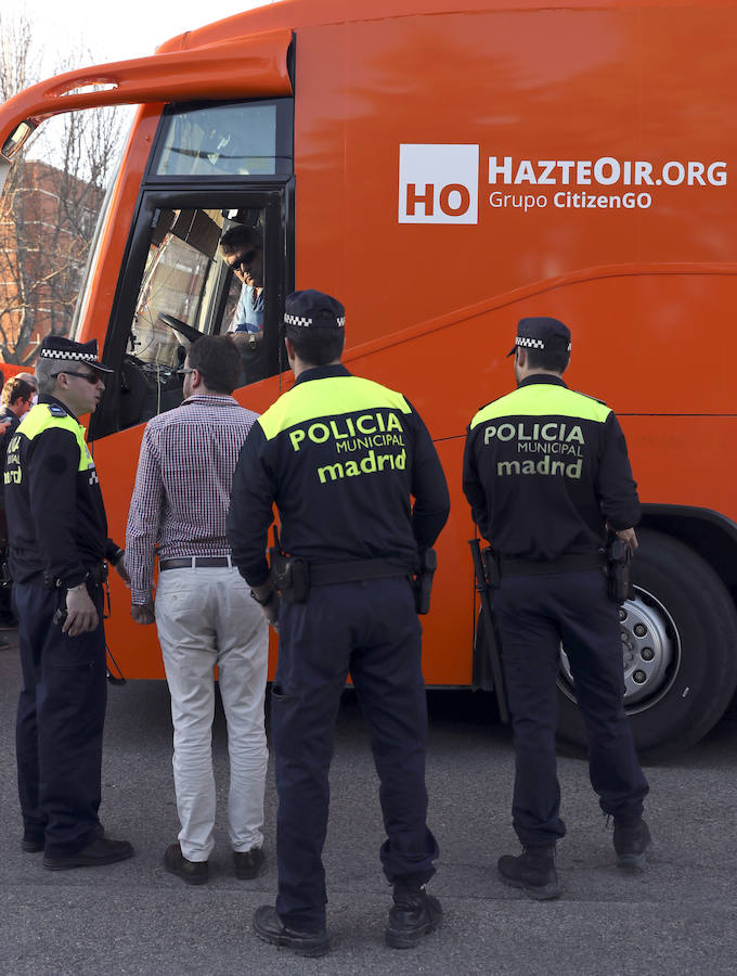 Tensión y gritos en la Complutense madrileña tras la llegada del autobús transfóbo