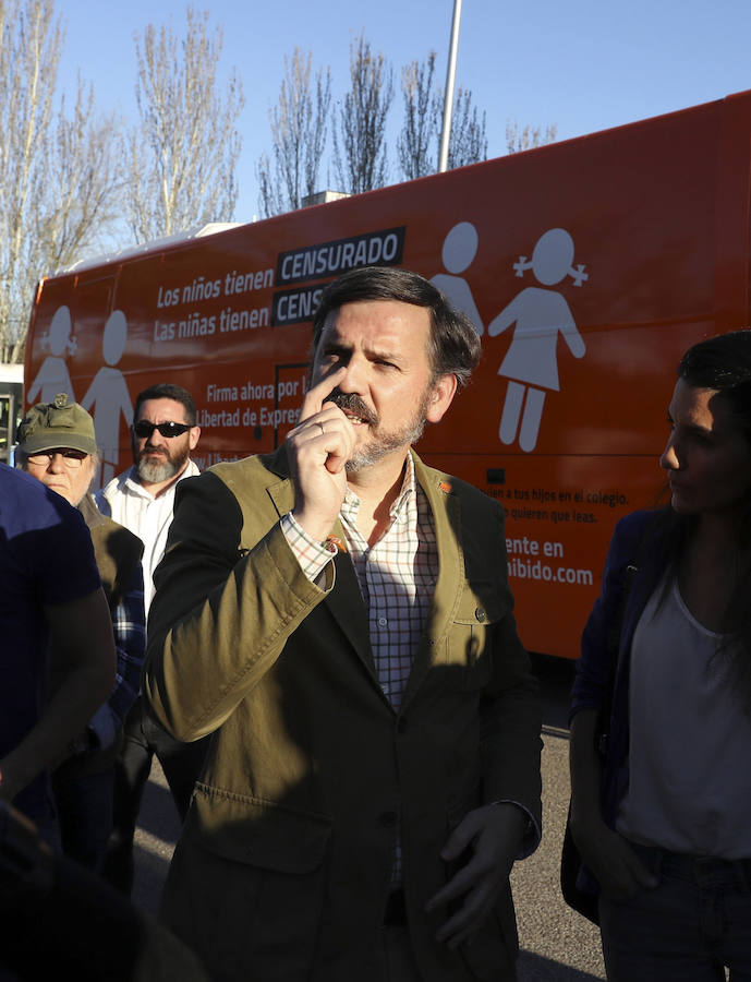 Tensión y gritos en la Complutense madrileña tras la llegada del autobús transfóbo