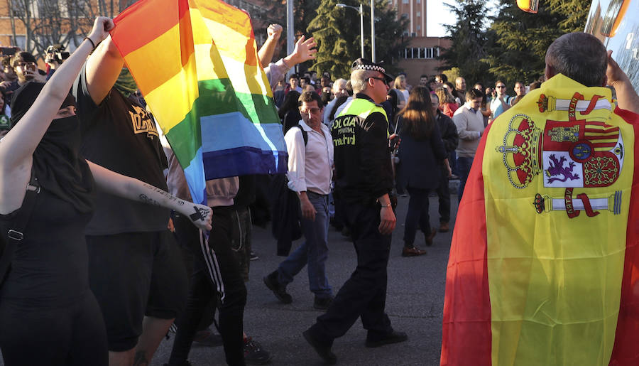 Tensión y gritos en la Complutense madrileña tras la llegada del autobús transfóbo