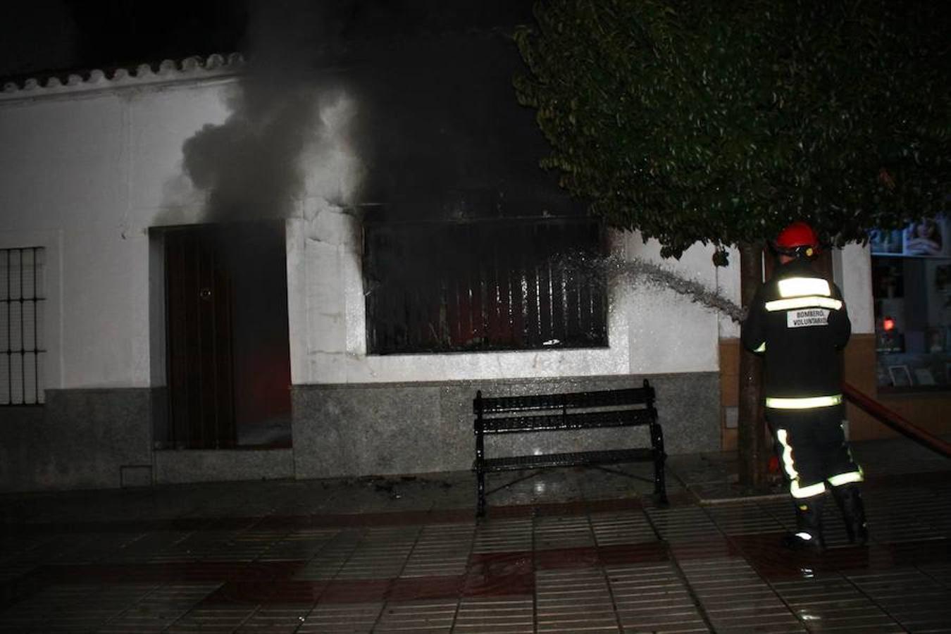 Un hombre logra salir de su casa en llamas en Monesterio