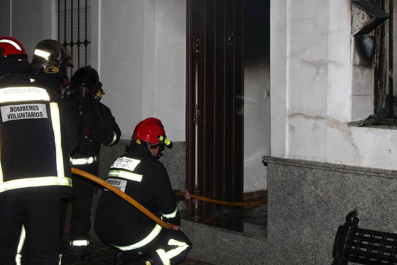 Un hombre logra salir de su casa en llamas en Monesterio