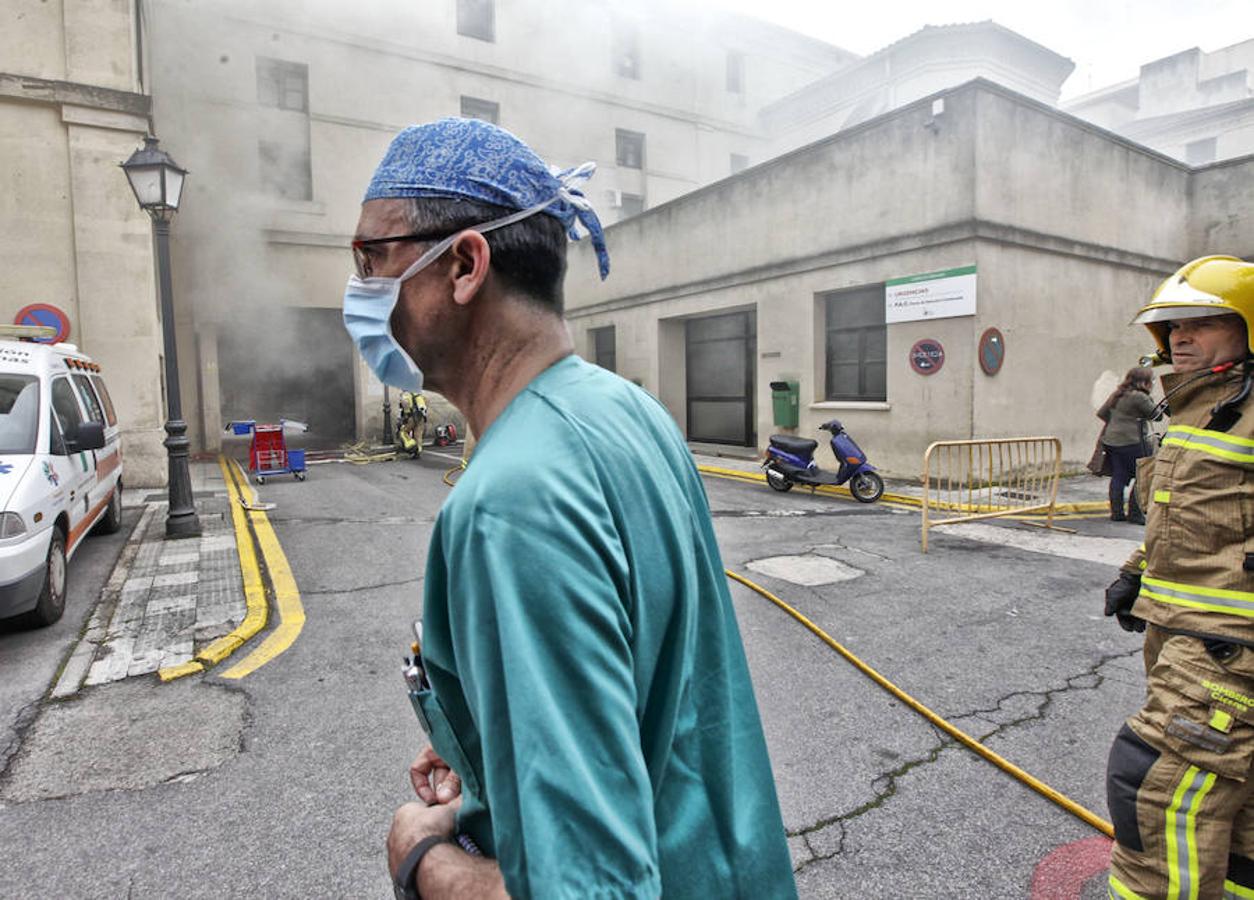 Los bomberos sofocan el incendio del hospital Virgen de la Montaña en Cáceres