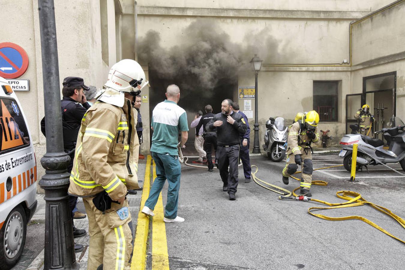 Los bomberos sofocan el incendio del hospital Virgen de la Montaña en Cáceres