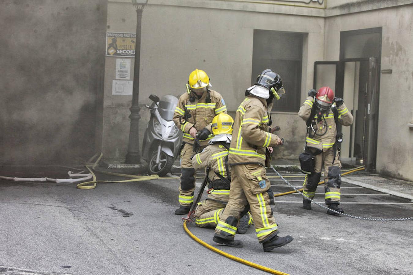 Los bomberos sofocan el incendio del hospital Virgen de la Montaña en Cáceres