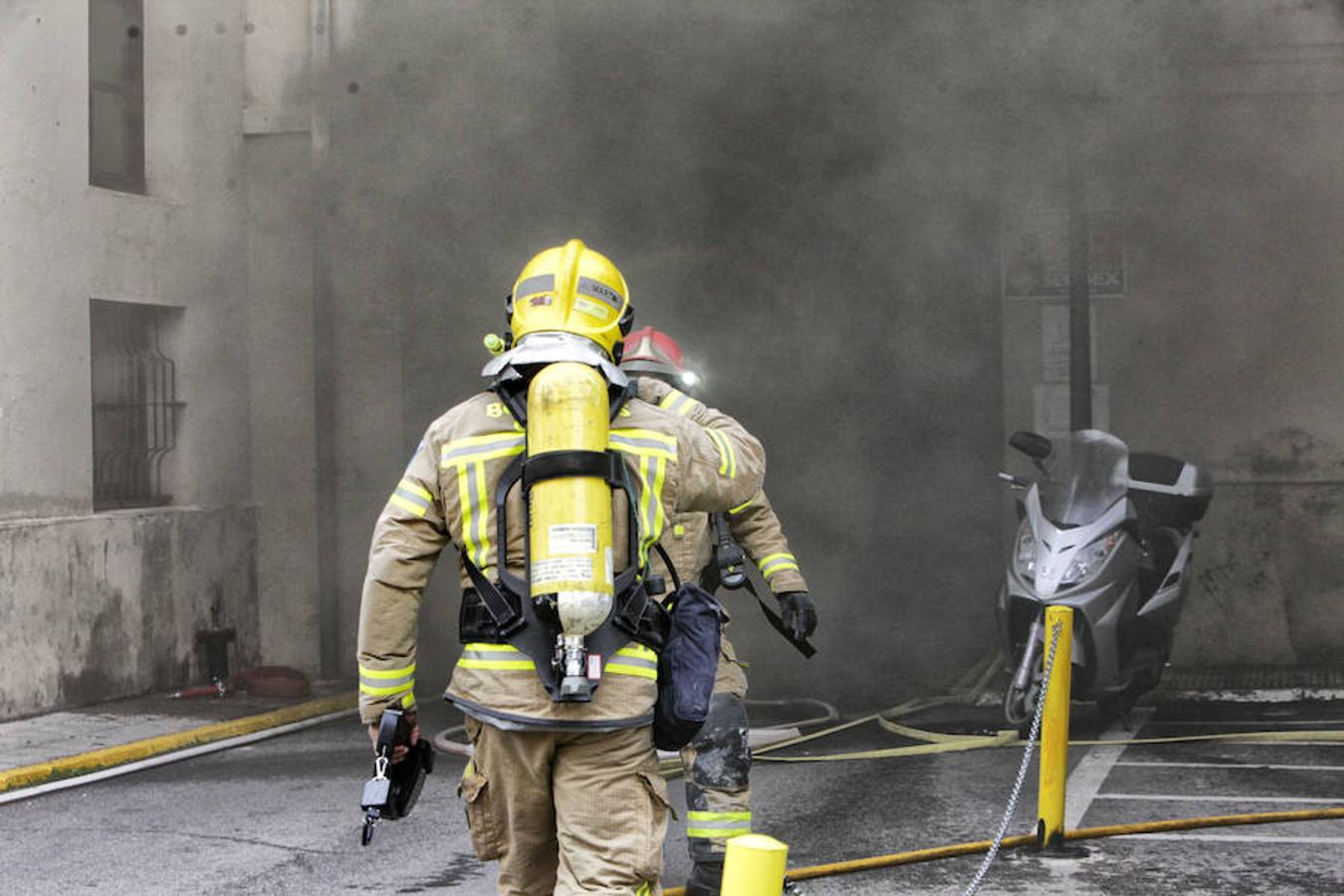 Los bomberos sofocan el incendio del hospital Virgen de la Montaña en Cáceres