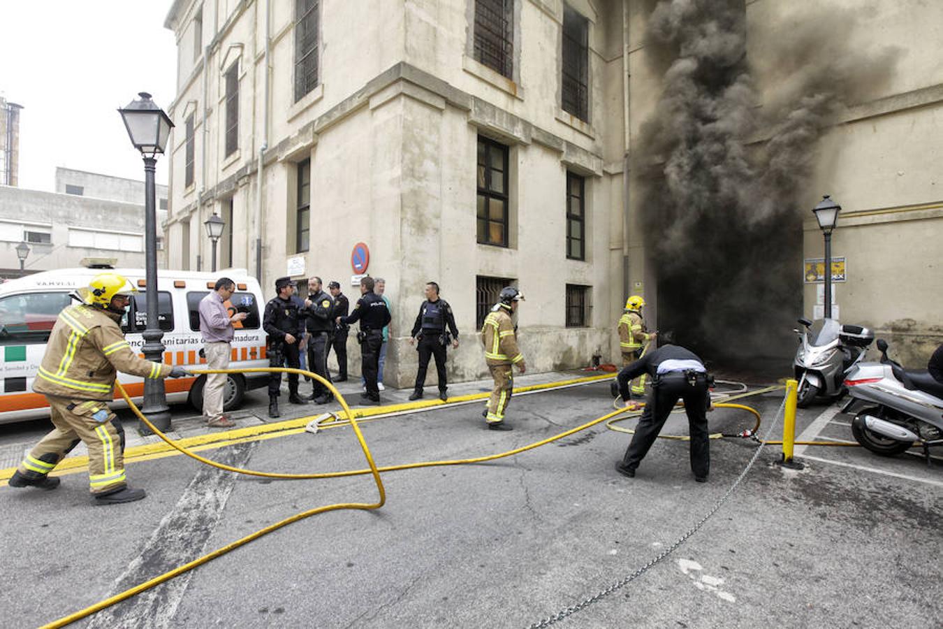 Los bomberos sofocan el incendio del hospital Virgen de la Montaña en Cáceres