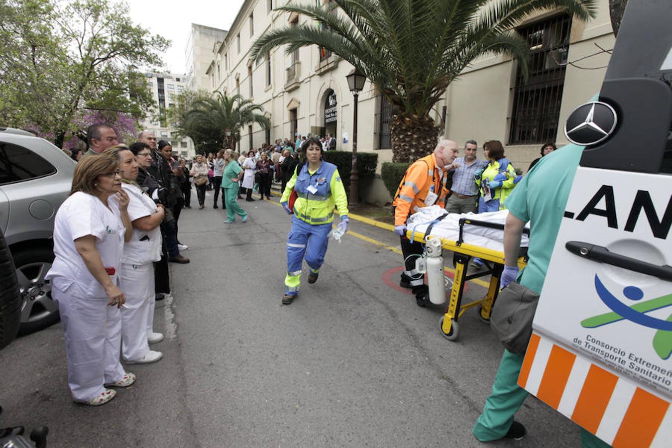 Los bomberos sofocan el incendio del hospital Virgen de la Montaña en Cáceres