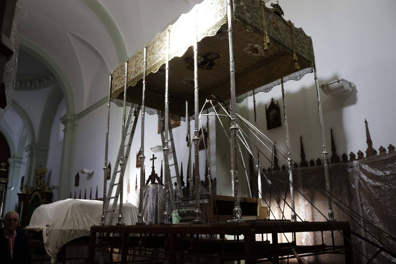 Convento de las Descalzas- Paso de María Santísima de la Amargura y al fondo el paso de Nuestro Padre Jesús de la Espina