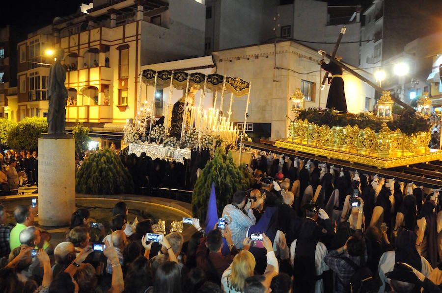 La Cofradía de las Tres Caídas procesiona por el Puente Romano