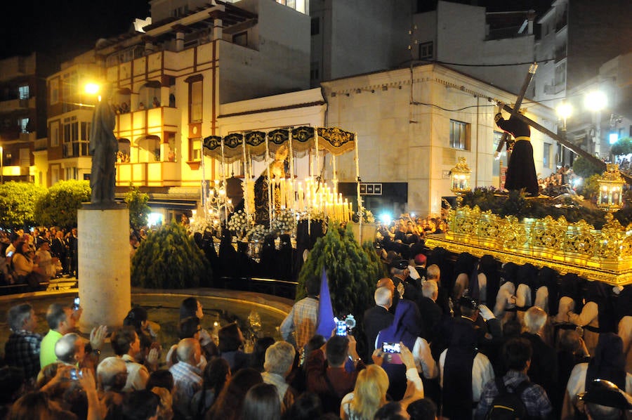 La Cofradía de las Tres Caídas procesiona por el Puente Romano