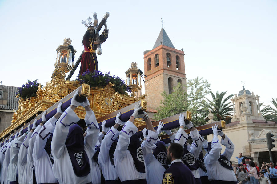 La Cofradía de las Tres Caídas procesiona por el Puente Romano