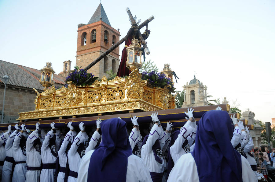 La Cofradía de las Tres Caídas procesiona por el Puente Romano